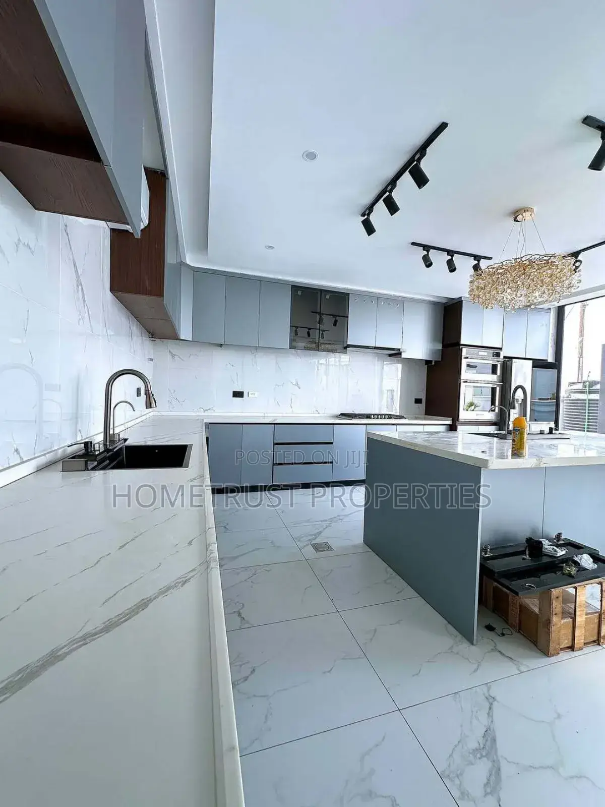 6bdrm Mansion in East Legon Trassaco, Boundary Road Area for sale