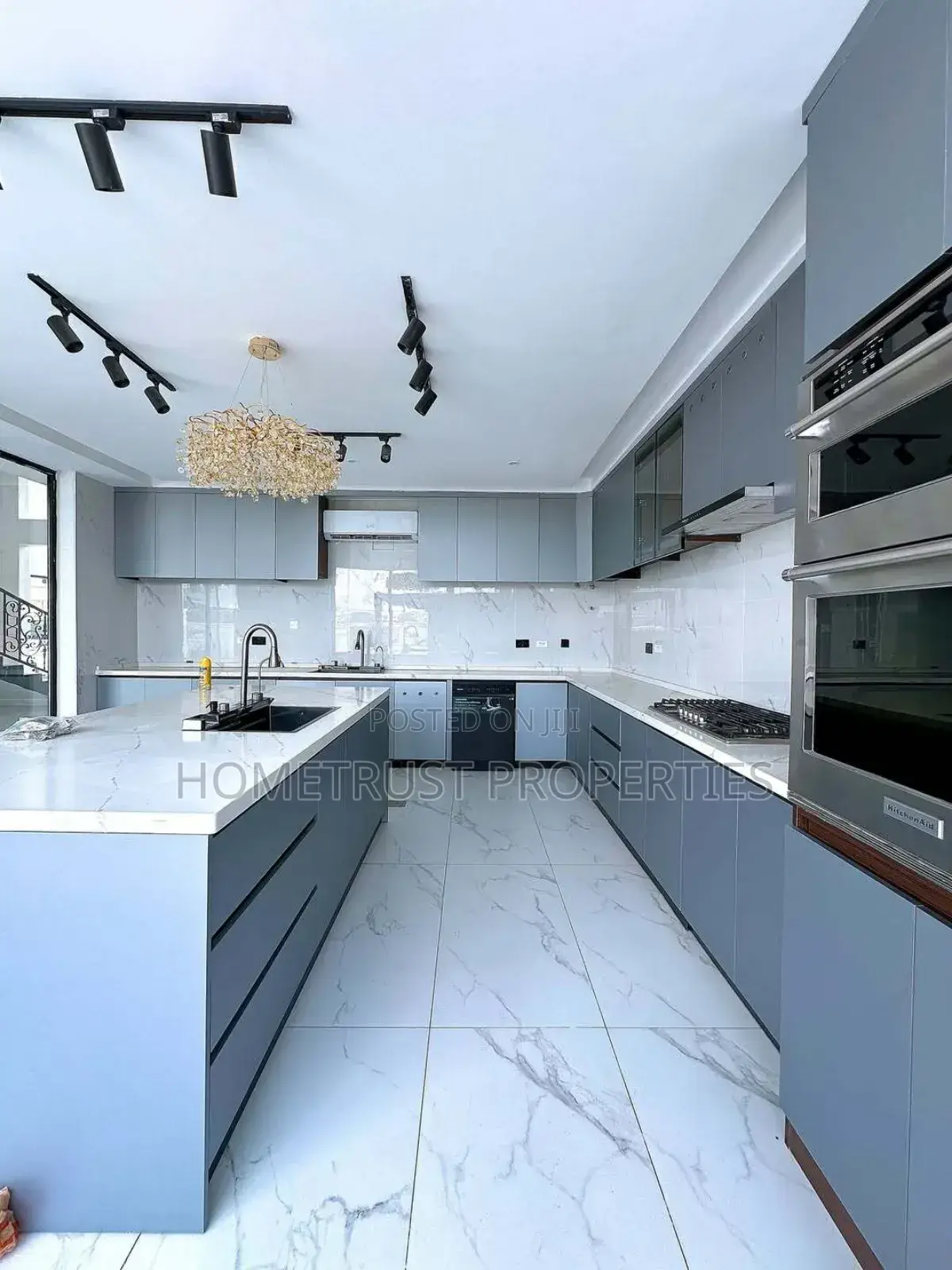 6bdrm Mansion in East Legon Trassaco, Boundary Road Area for sale