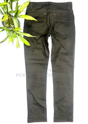 The Khakis That Move From Weekday Work to Weekend Plans.