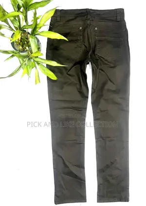 The Khakis That Move From Weekday Work to Weekend Plans.