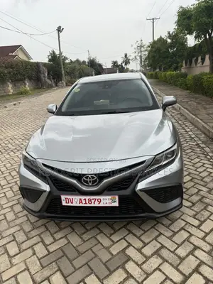 Toyota Camry SE 2021 Silver