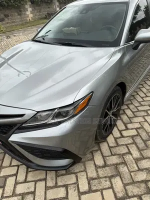 Toyota Camry SE 2021 Silver