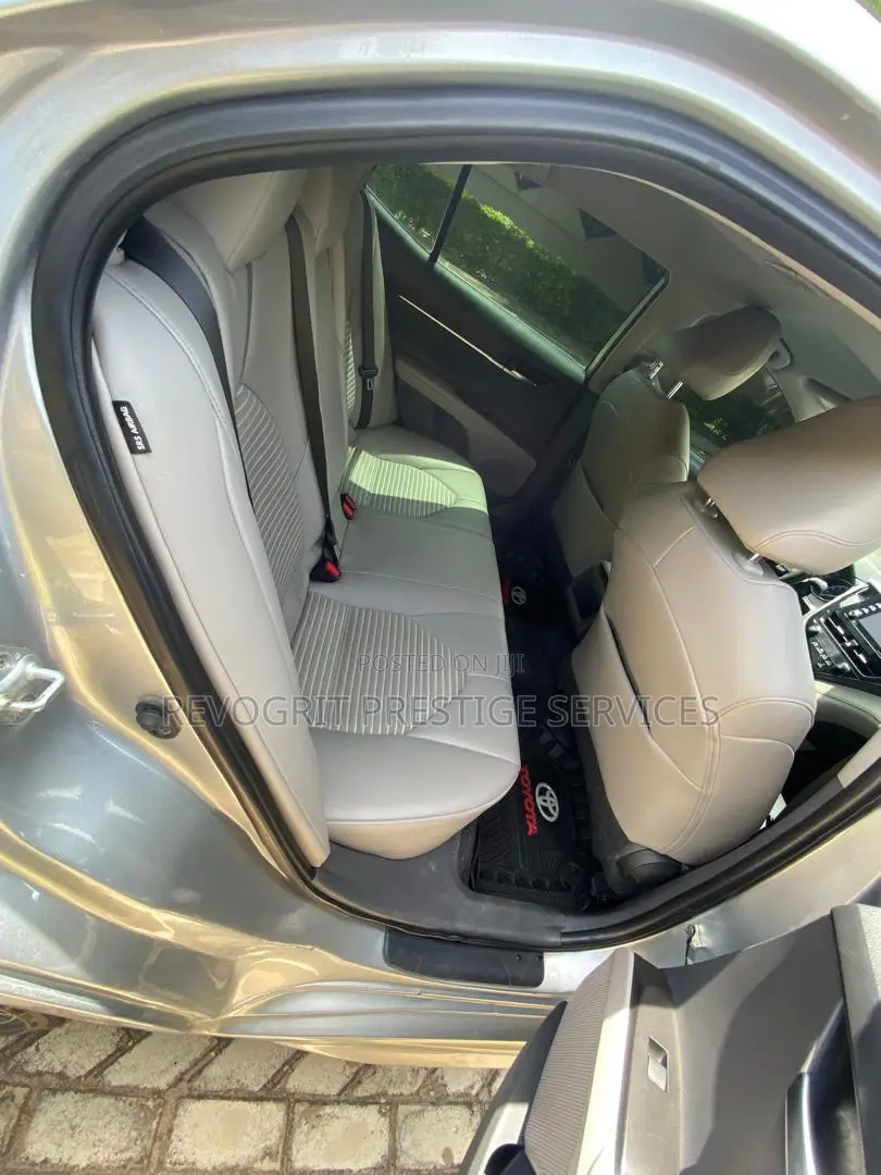 Toyota Camry SE 2021 Silver