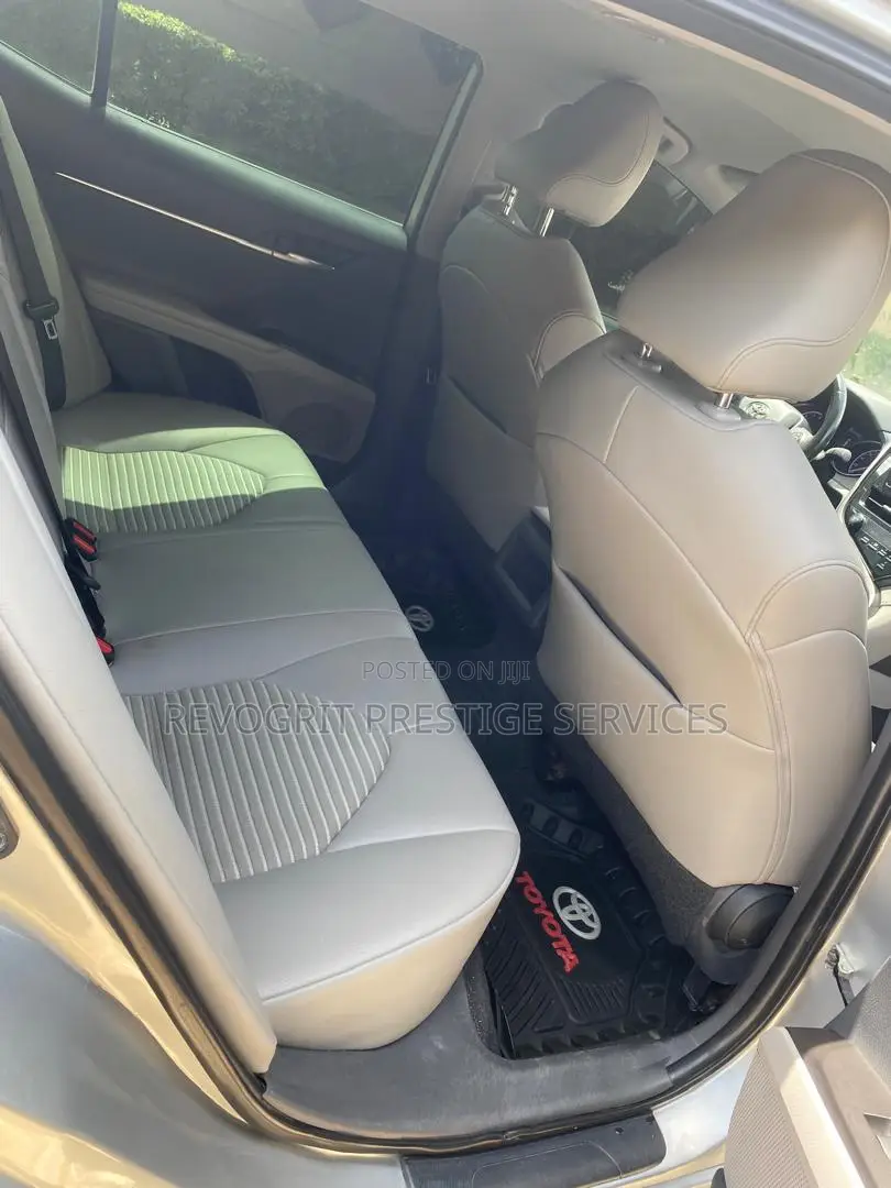 Toyota Camry SE 2021 Silver