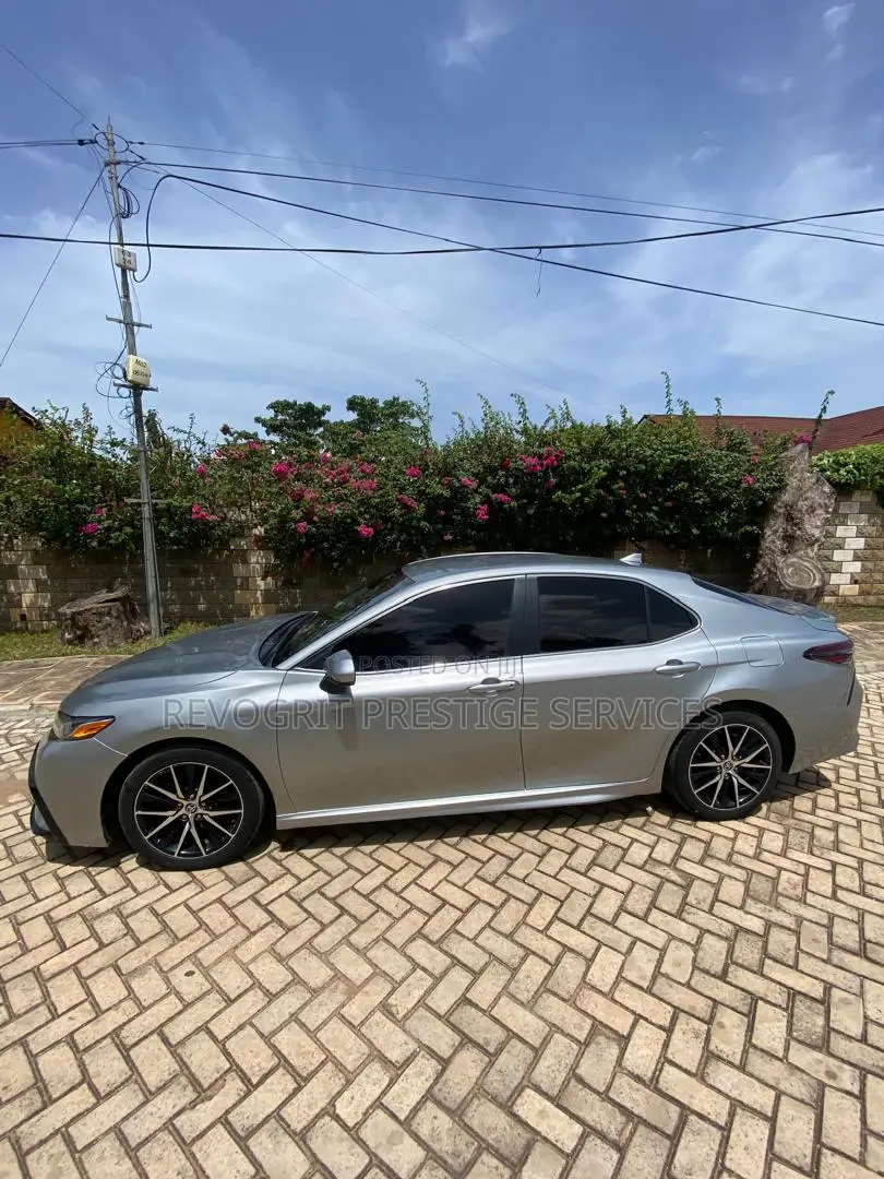 Toyota Camry SE 2021 Silver