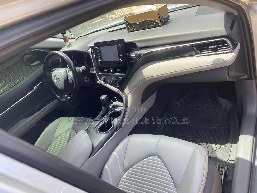 Toyota Camry SE 2021 Silver