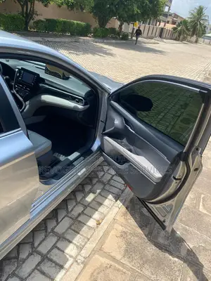 Toyota Camry SE 2021 Silver
