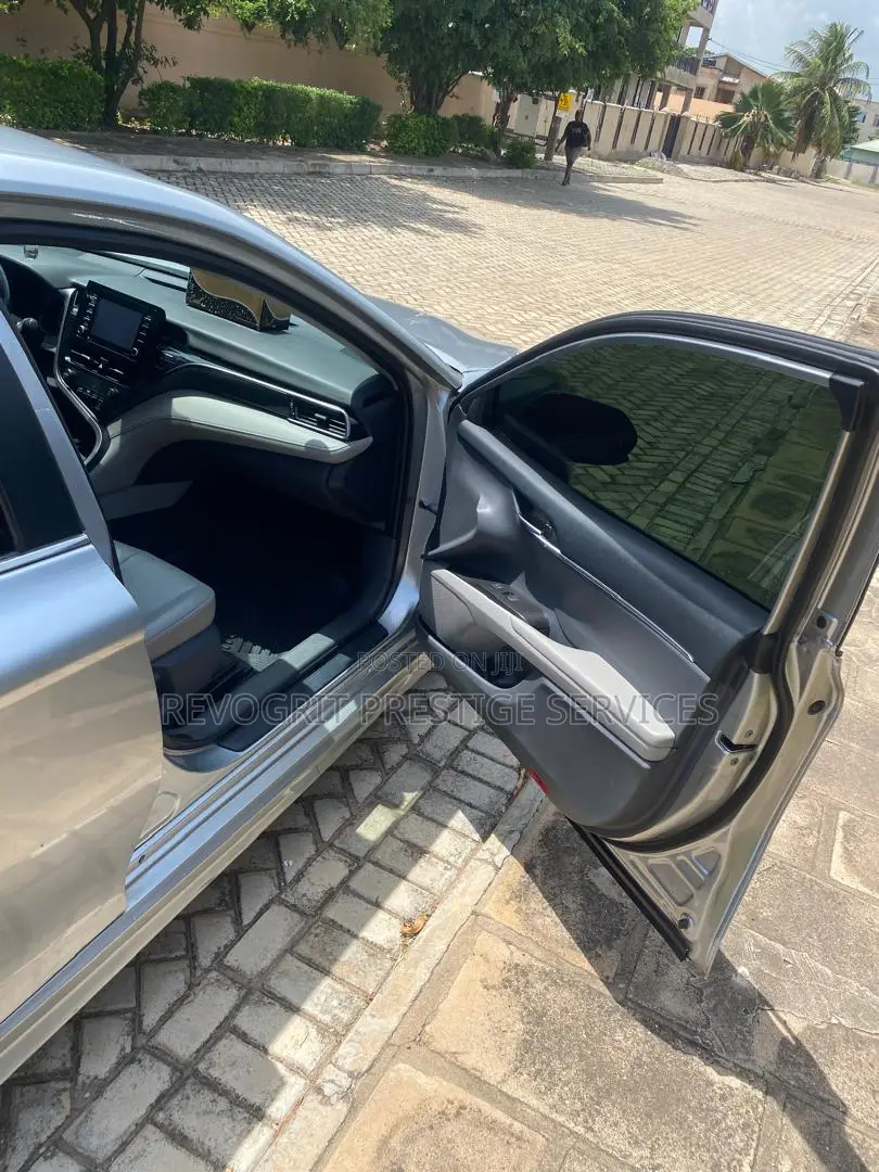 Toyota Camry SE 2021 Silver