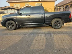 RAM 1500 Classic Express Crew Cab 4WD 5.6 ft SB 2023 Black