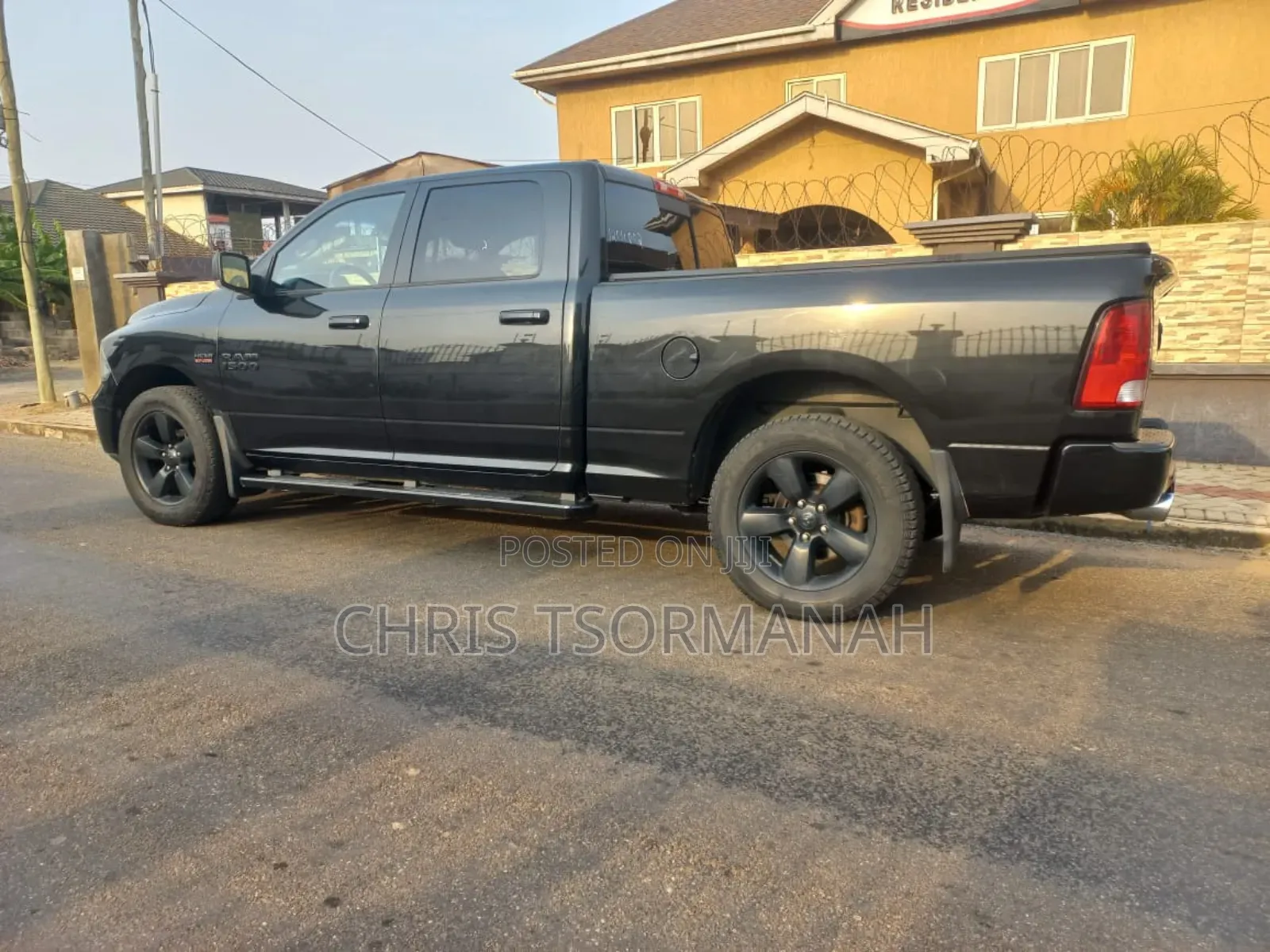 RAM 1500 Classic Express Crew Cab 4WD 5.6 ft SB 2023 Black