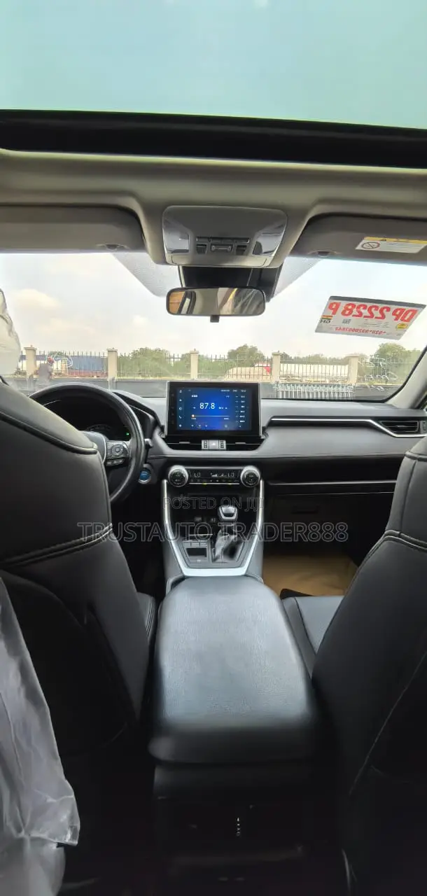 Toyota RAV4 LE 2021 White