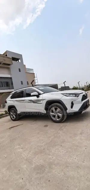Toyota RAV4 LE 2021 White