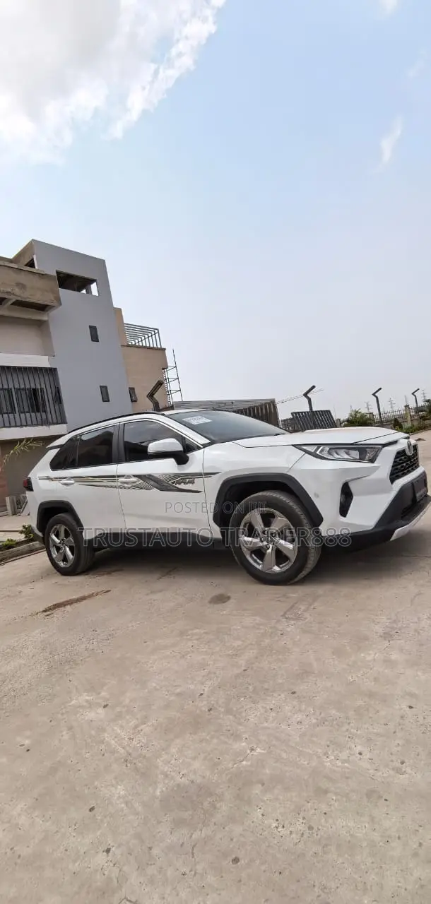 Toyota RAV4 LE 2021 White