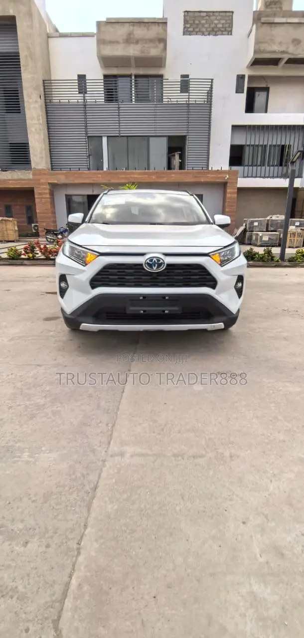 Toyota RAV4 LE 2021 White