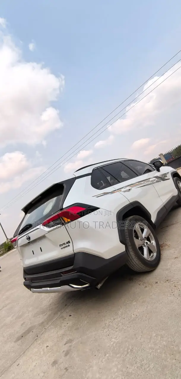 Toyota RAV4 LE 2021 White
