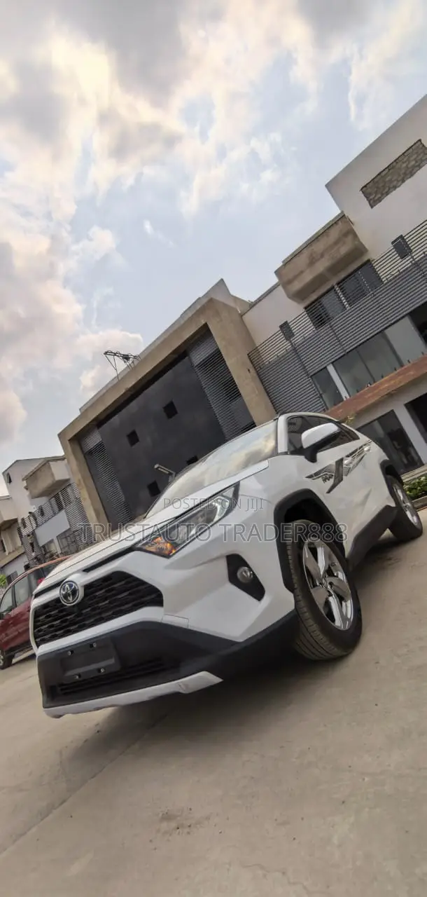 Toyota RAV4 LE 2021 White