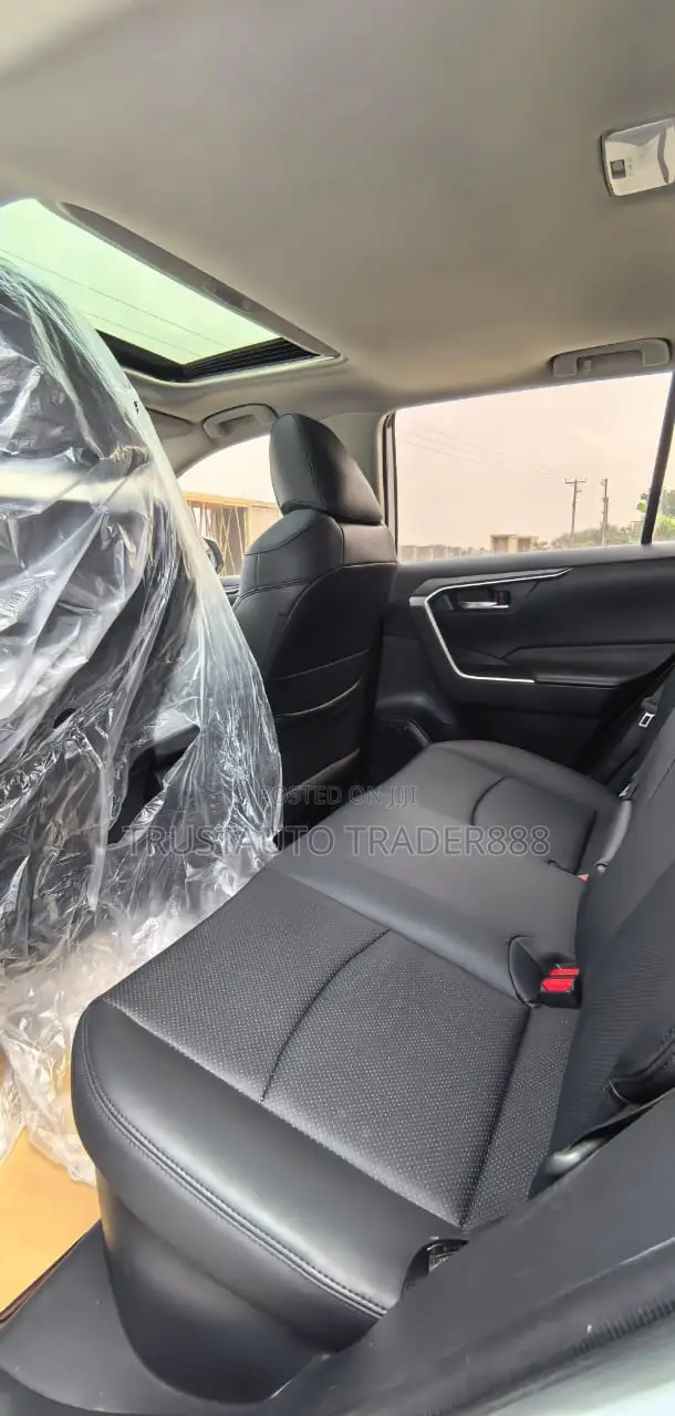 Toyota RAV4 LE 2021 White