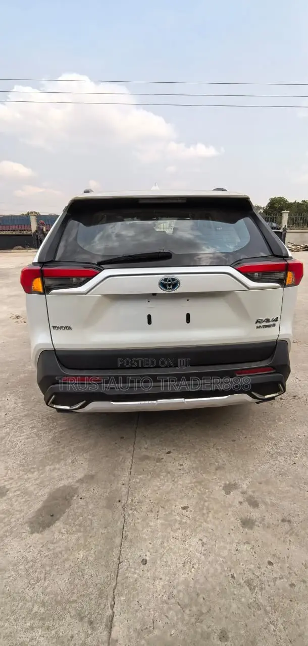 Toyota RAV4 LE 2021 White