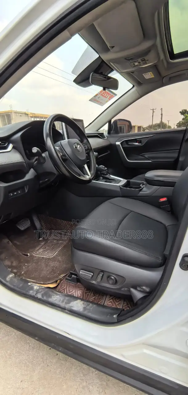 Toyota RAV4 LE 2021 White