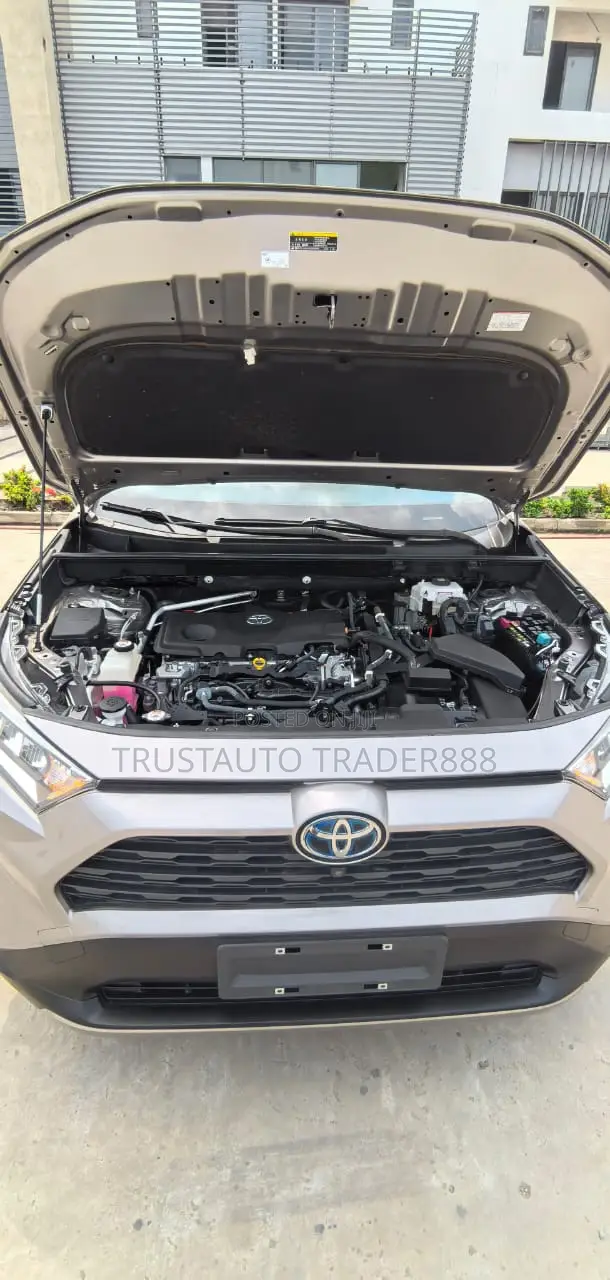 Toyota RAV4 LE 2021 White