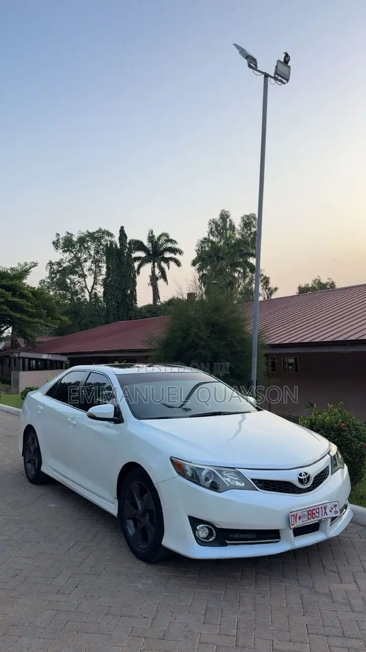 Toyota Camry SE 4dr Sedan (2.5L 4cyl 6A) 2012 Pearl
