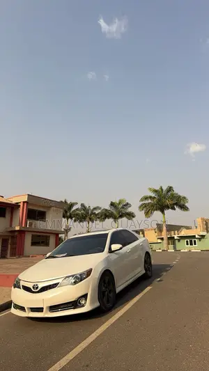 Toyota Camry SE 4dr Sedan (2.5L 4cyl 6A) 2012 Pearl