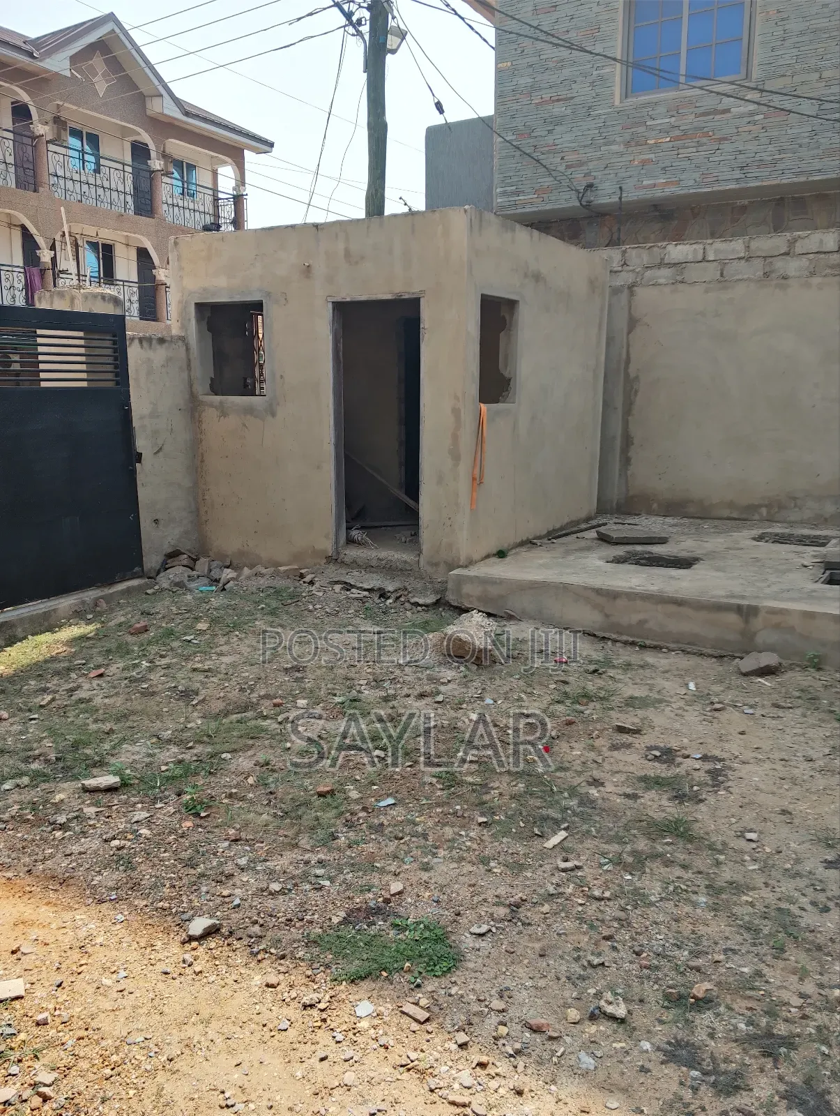 6bdrm Mansion in Enjoyy Estates, Tema Metropolitan for sale