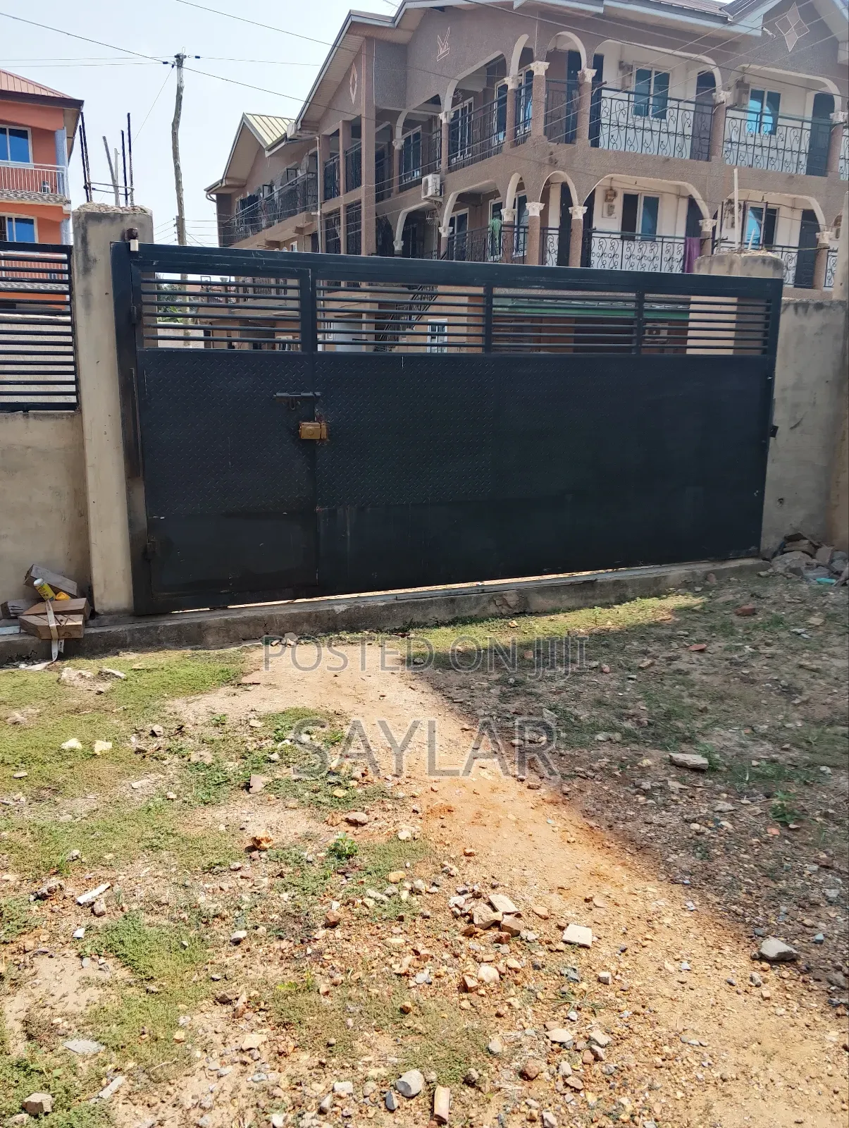 6bdrm Mansion in Enjoyy Estates, Tema Metropolitan for sale