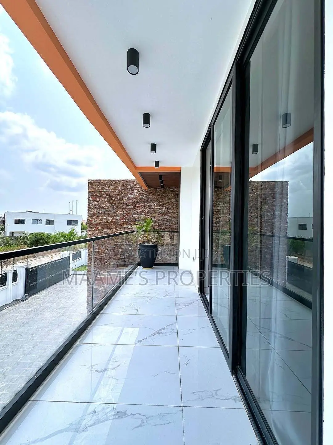 6bdrm Duplex in East Legon for sale