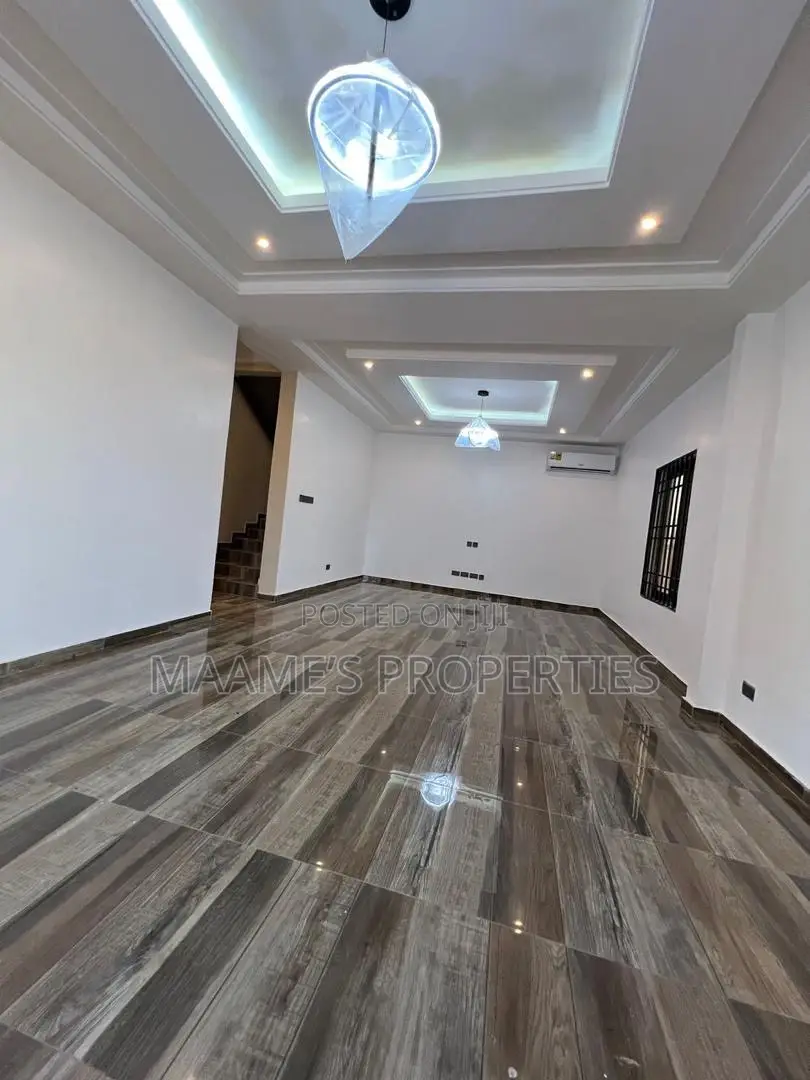 4bdrm Duplex in East Legon for sale