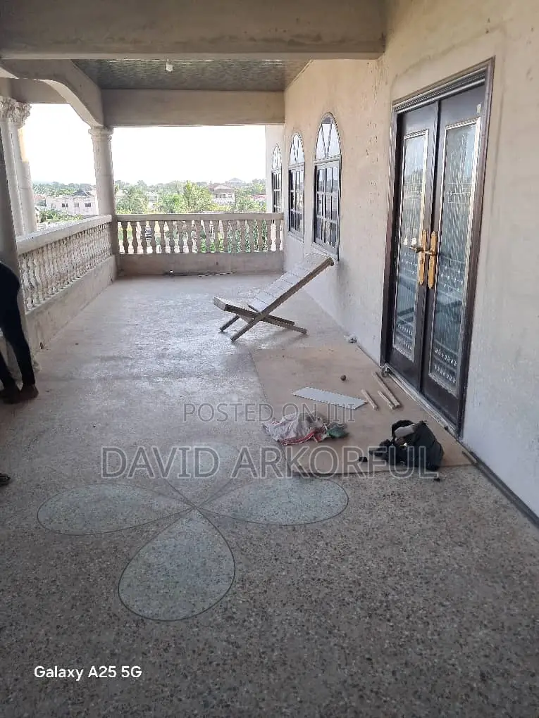 11bdrm House in Effutu Municipal for sale
