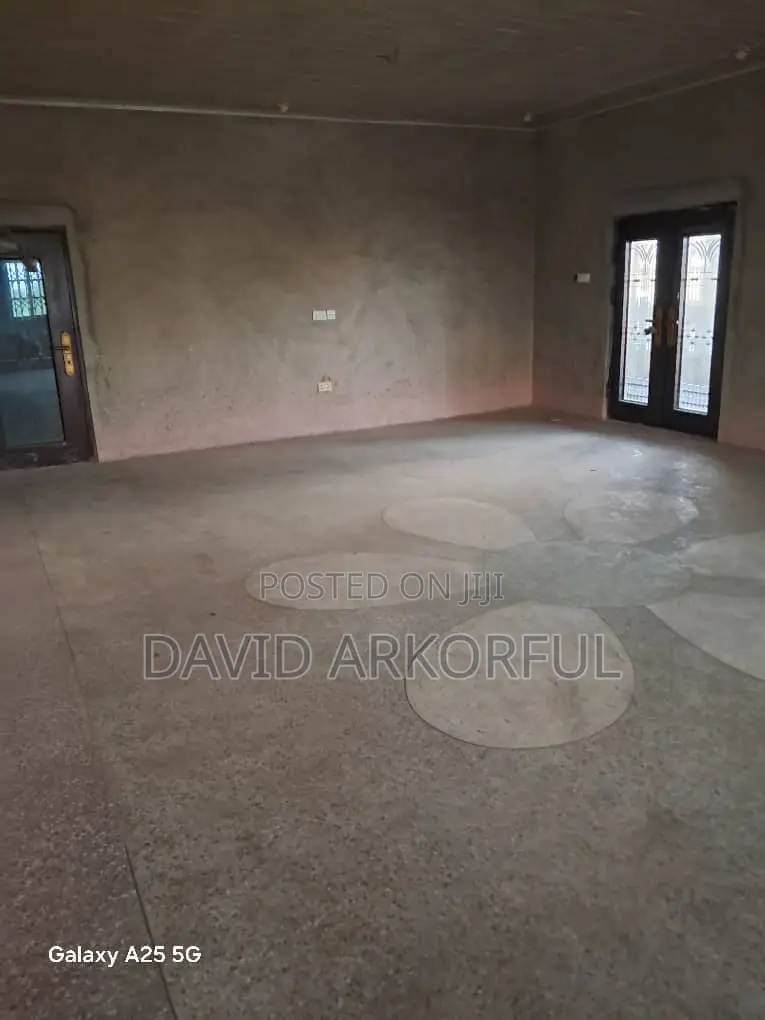11bdrm House in Effutu Municipal for sale
