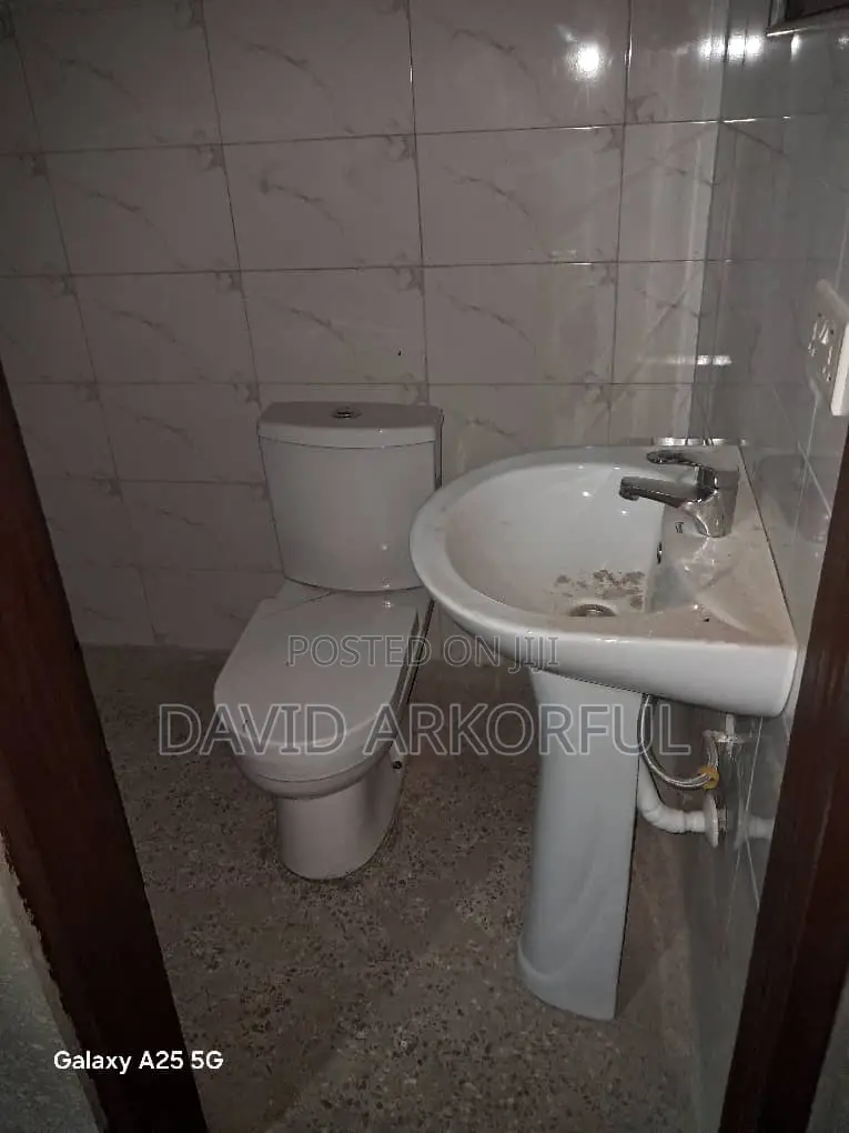 11bdrm House in Effutu Municipal for sale