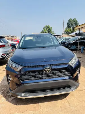 Toyota RAV4 XLE 2021 Blue