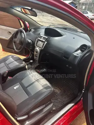 Toyota Vitz 1.3 FWD 5dr 2010 Red