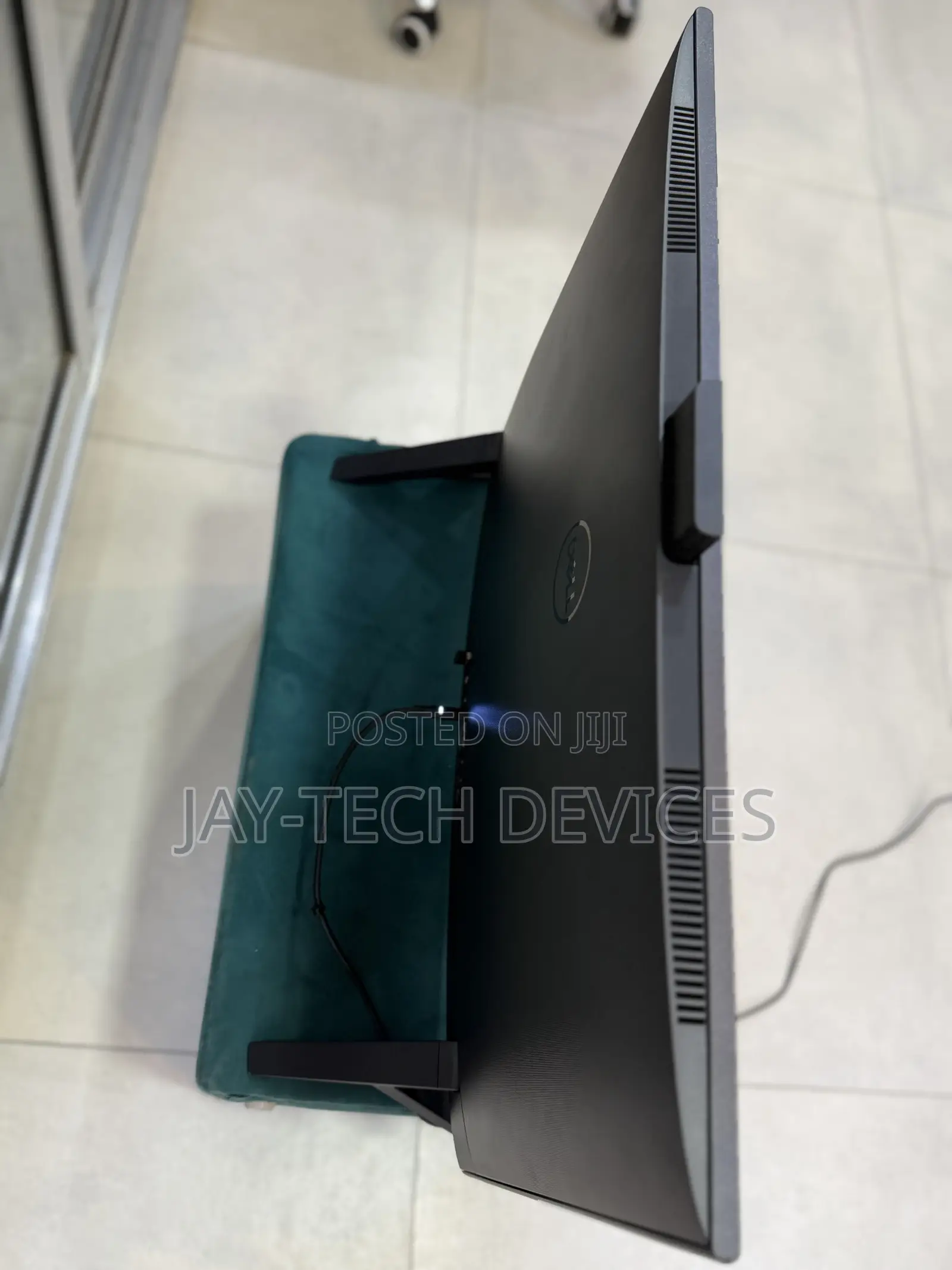 Dell Inspiron 27 All-in-One 8GB AMD Ryzen 5 SSHD (Hybrid) 512GB