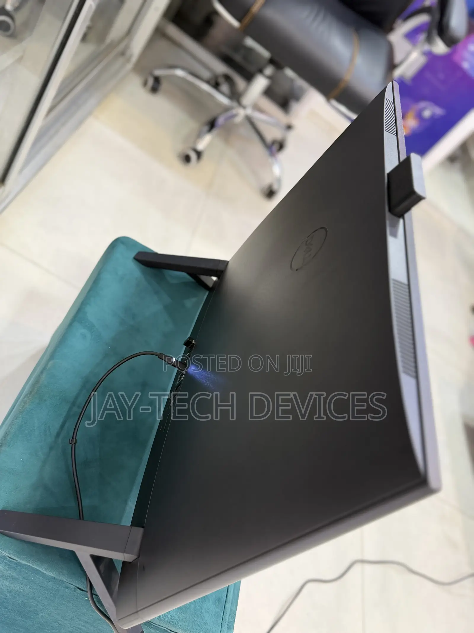 Dell Inspiron 27 All-in-One 8GB AMD Ryzen 5 SSHD (Hybrid) 512GB