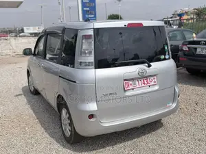 Toyota Sienta 2015 Silver