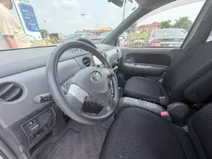 Toyota Sienta 2015 Silver