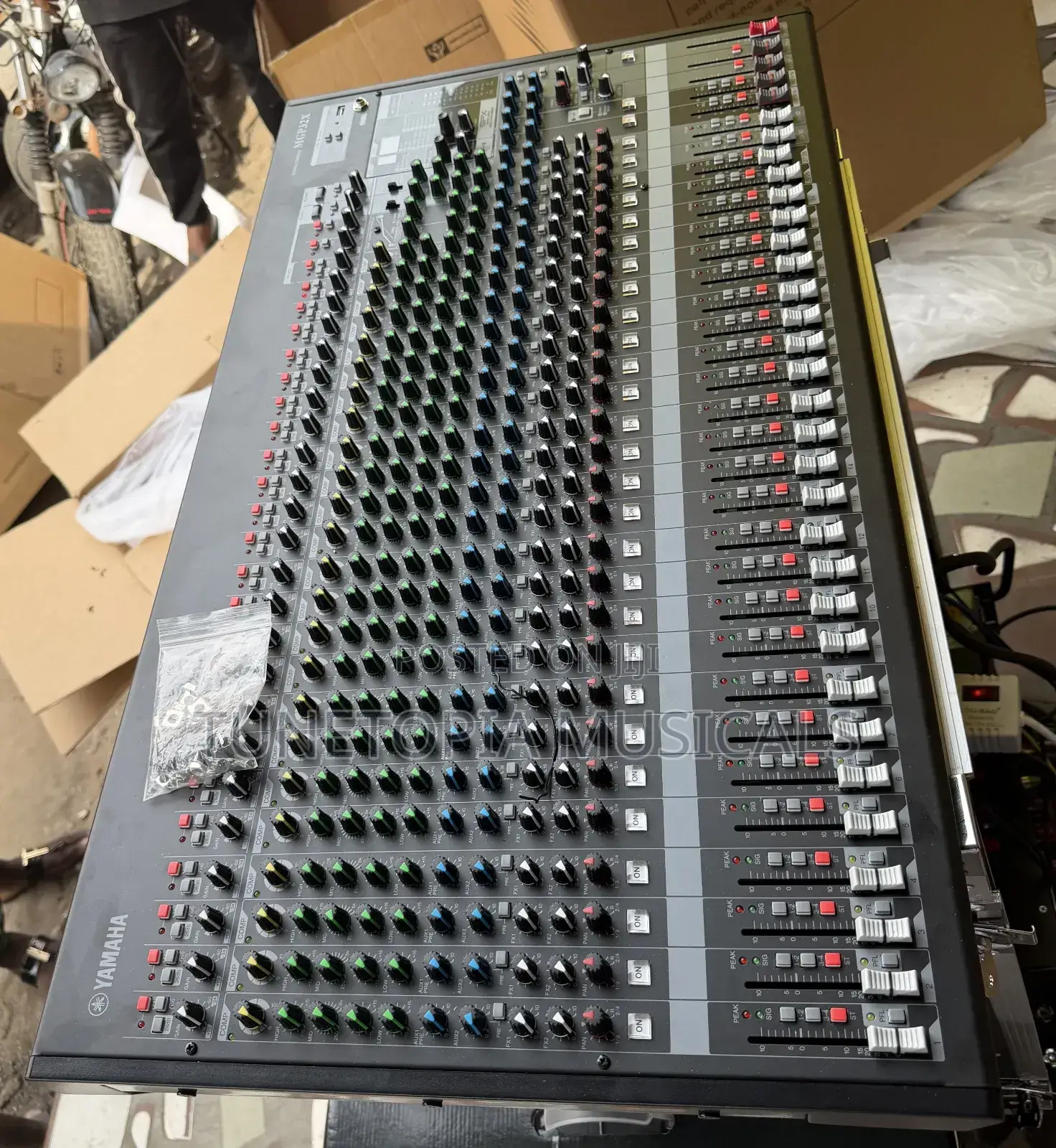 Yamaha Mgp32x 32-channel Premium Analog Mixer.