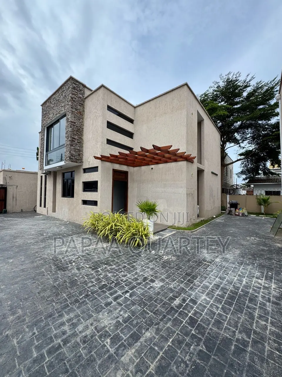 Furnished 4bdrm Townhouse/Terrace in Labone for sale