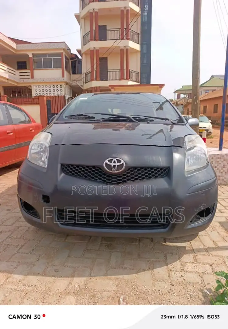 Toyota Yaris Base Hatchback 5dr 2011 Black