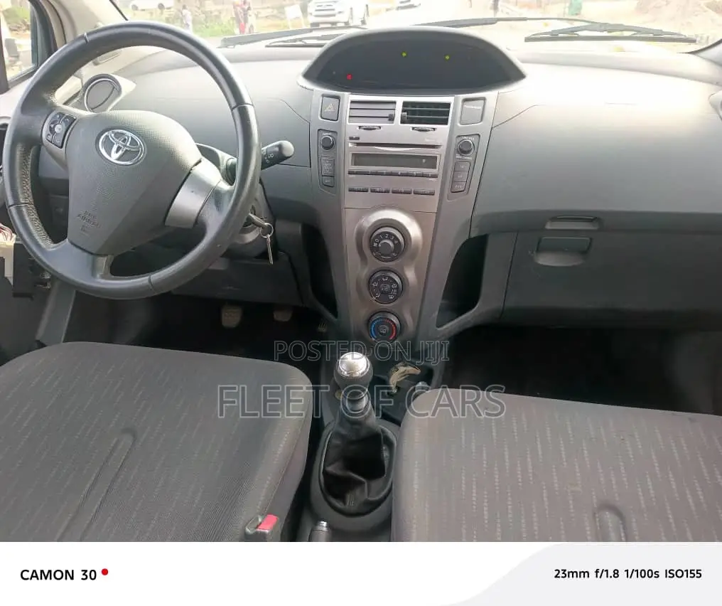 Toyota Yaris Base Hatchback 5dr 2011 Black
