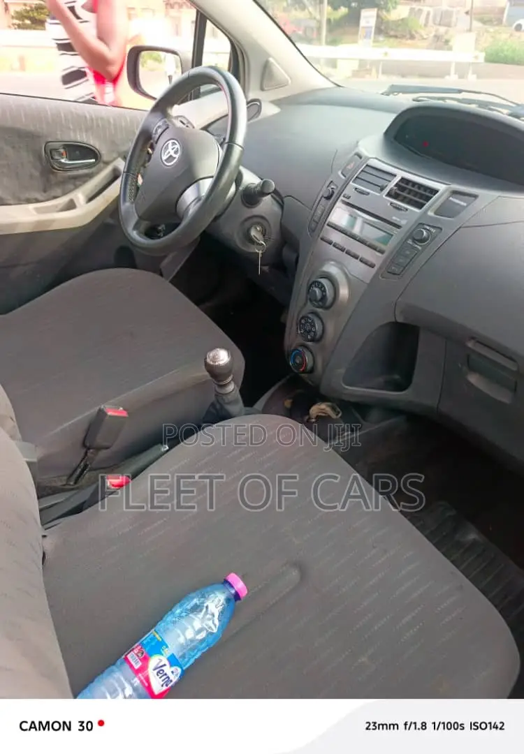 Toyota Yaris Base Hatchback 5dr 2011 Black
