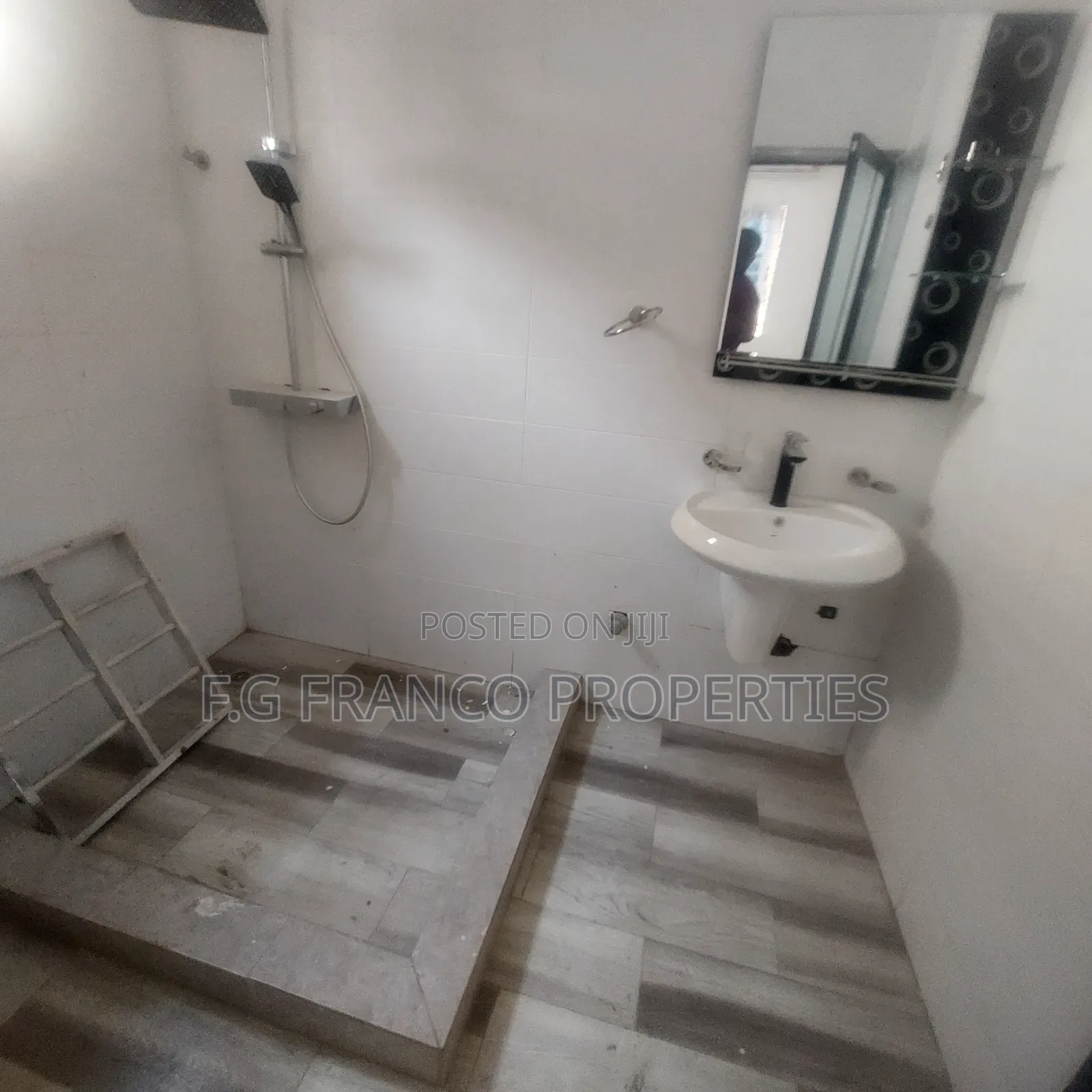 5bdrm House in Kg Franco Properties, Sakumono for sale