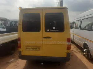 Mercedes-Benz Sprinter 2000 Yellow