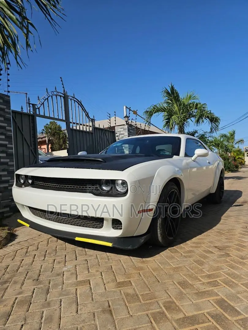 Dodge Challenger SXT RWD 2018 White
