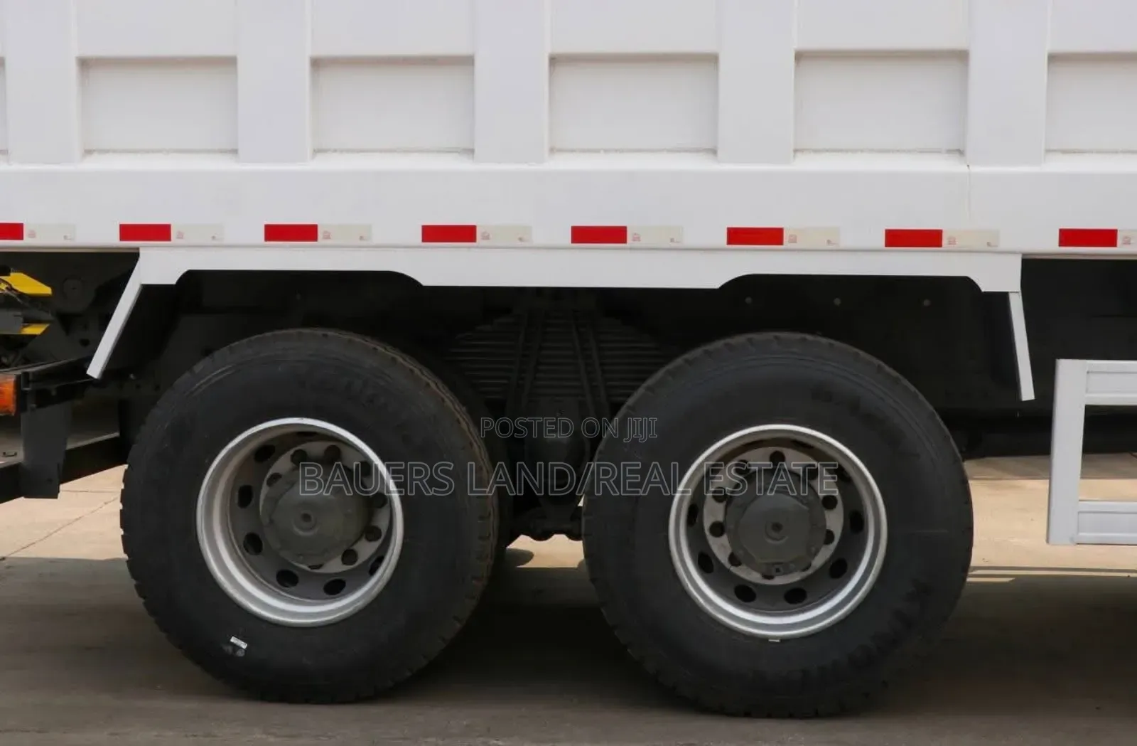 Sinotruk Howo 371hp 8x4 Dump Truck