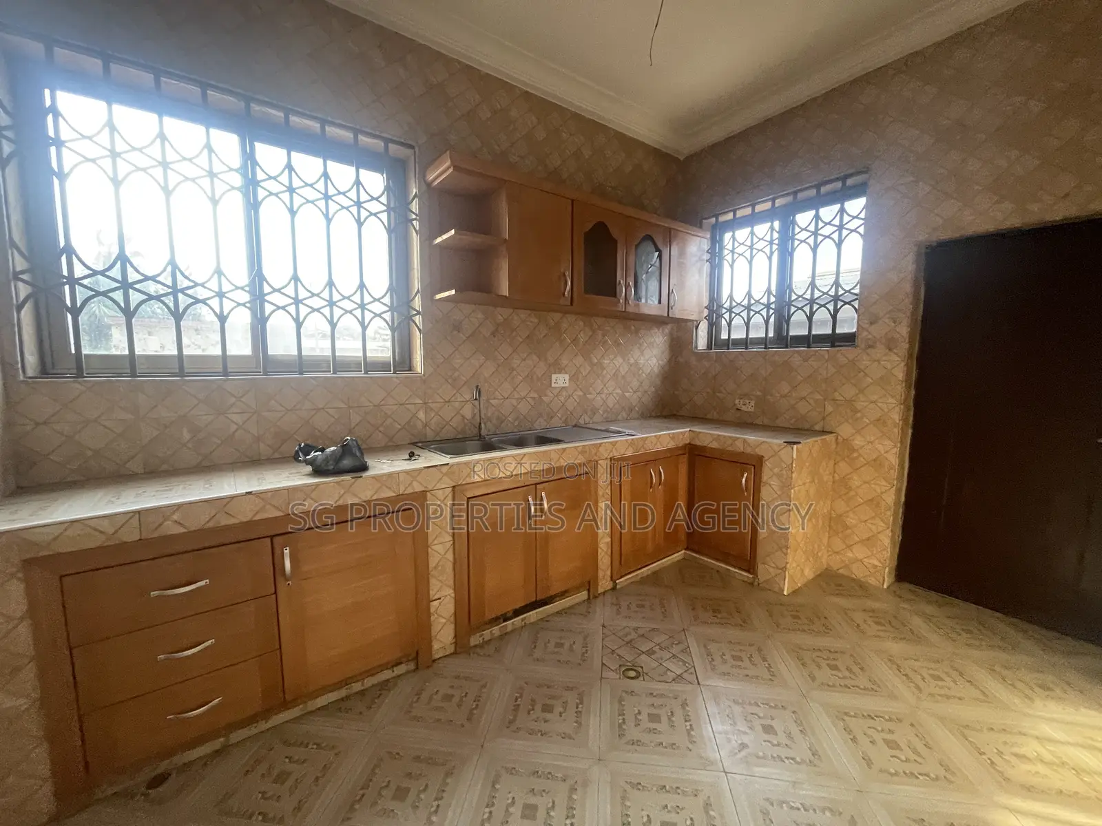 3bdrm Apartment in Lashibi, Sakumono for rent