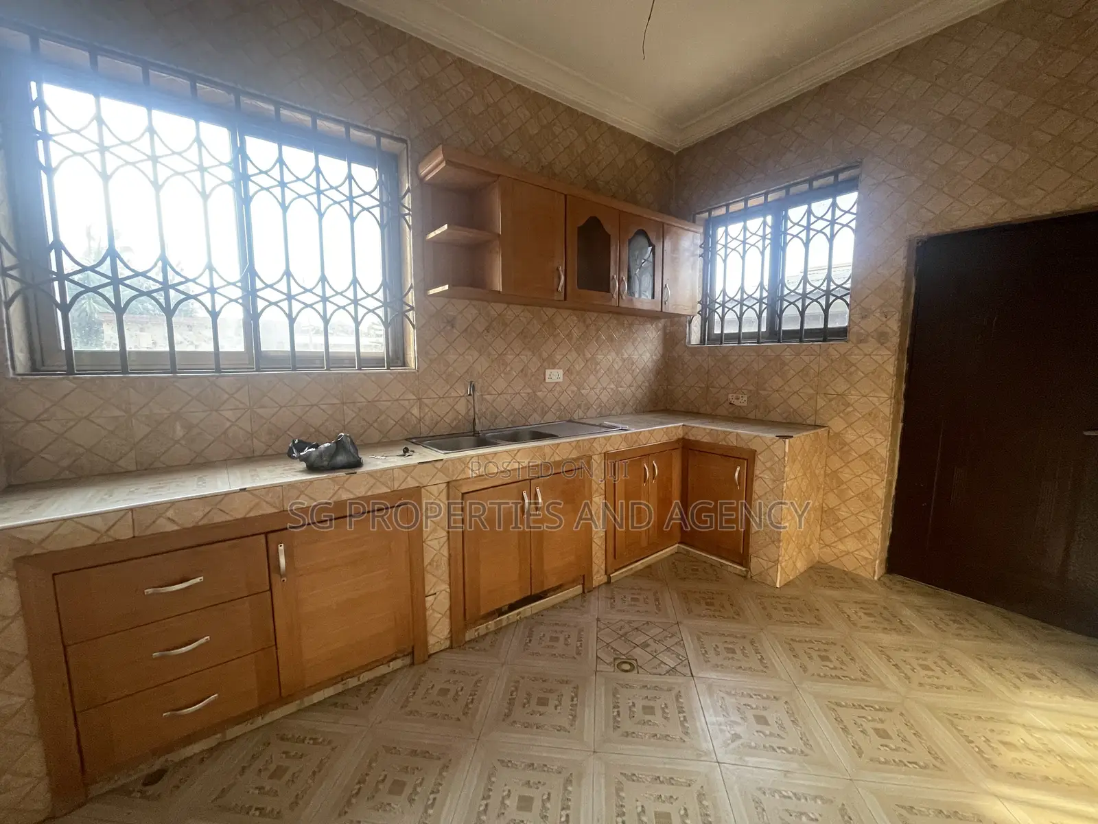 3bdrm Apartment in Lashibi, Sakumono for rent